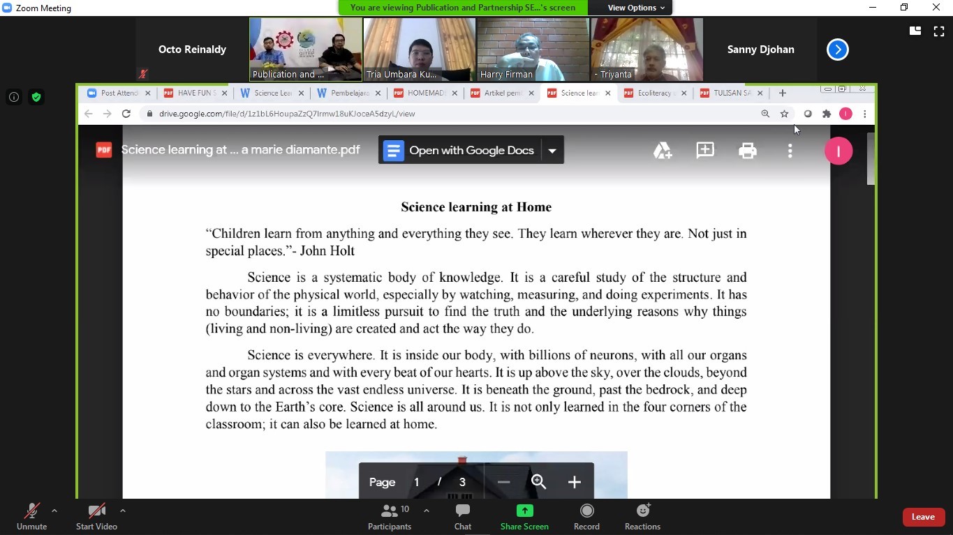 Tim Juri sedang membaca salah satu karya tulis artikel popular