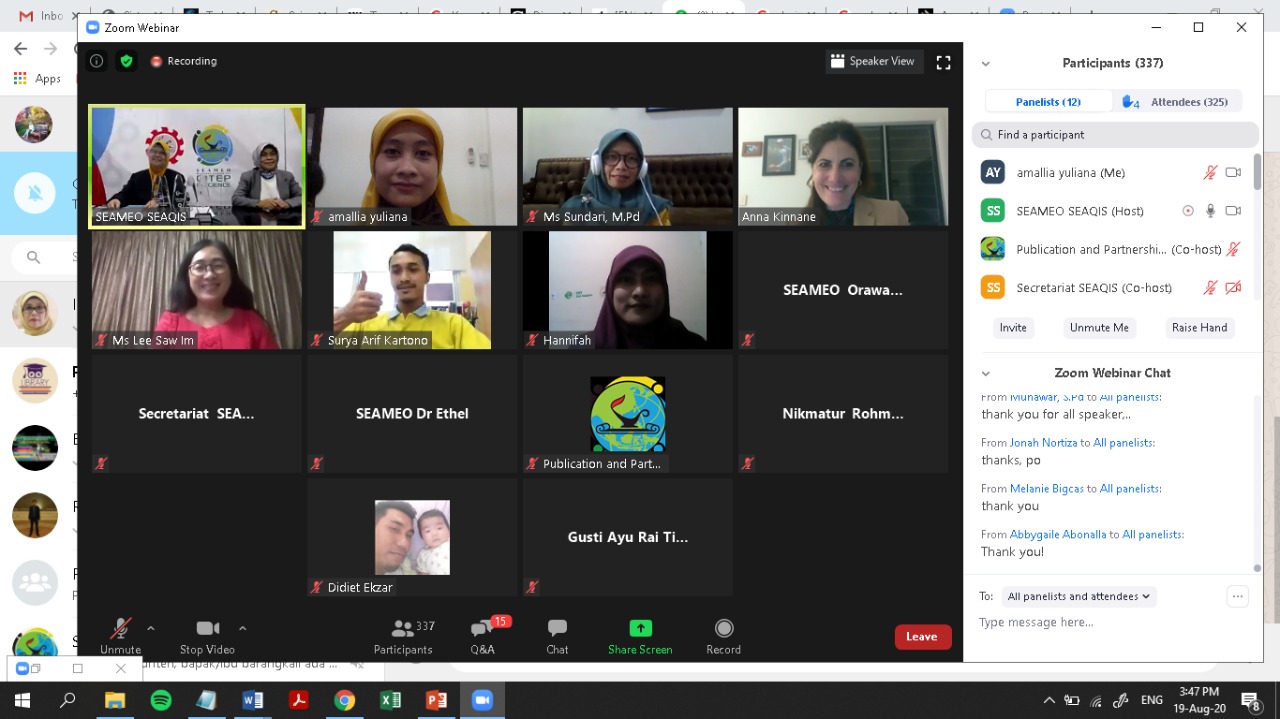 group photo between participants and resource persons