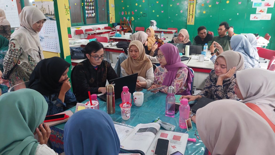 SEAQIS Spreads Knowledge on STEM Learning at Cijawura 122 Elementary School