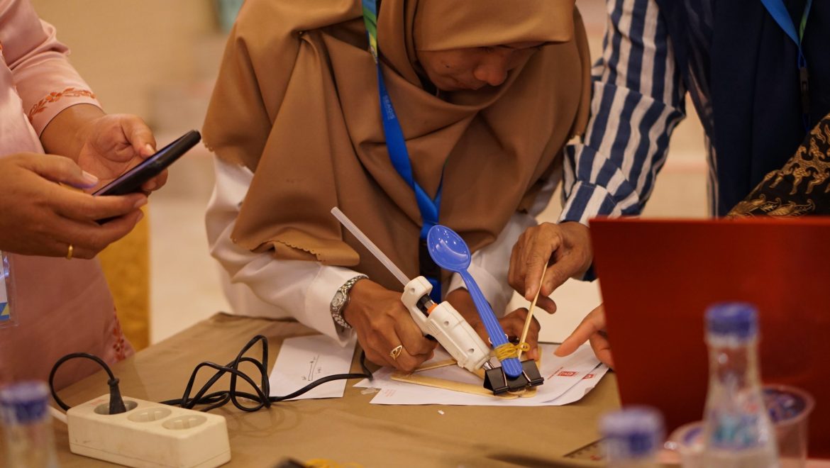 In-Service 1: Training on Competency Improvement for Teachers, Principals, and School Supervisors in STEM Learning in The Working Area of PT Pertamina Hulu Rokan (PHR) WK Rokan