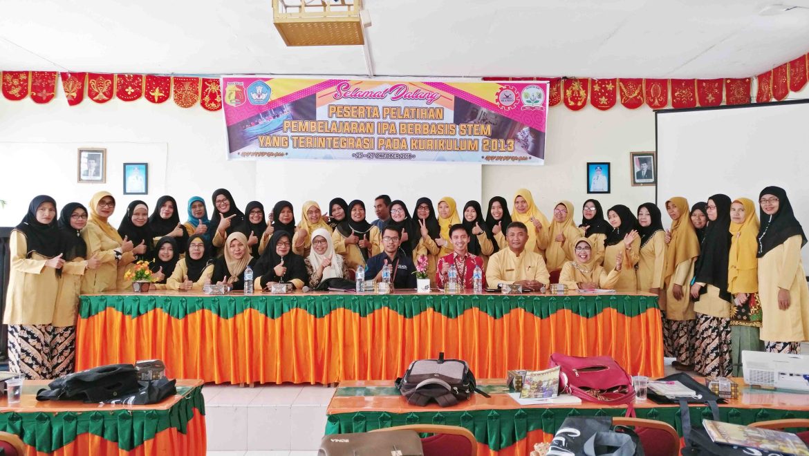 Training on Integrating STEM to 2013 Curriculum for Science Teachers at Solok City