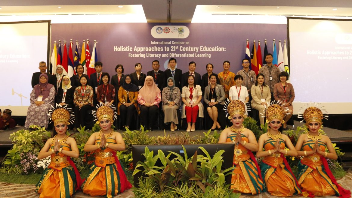 Hundreds of Education Experts from across Southeast Asia attended the International Seminar on Holistic Approaches to 21st Century Education organised by SEAQIS and SEAQIL