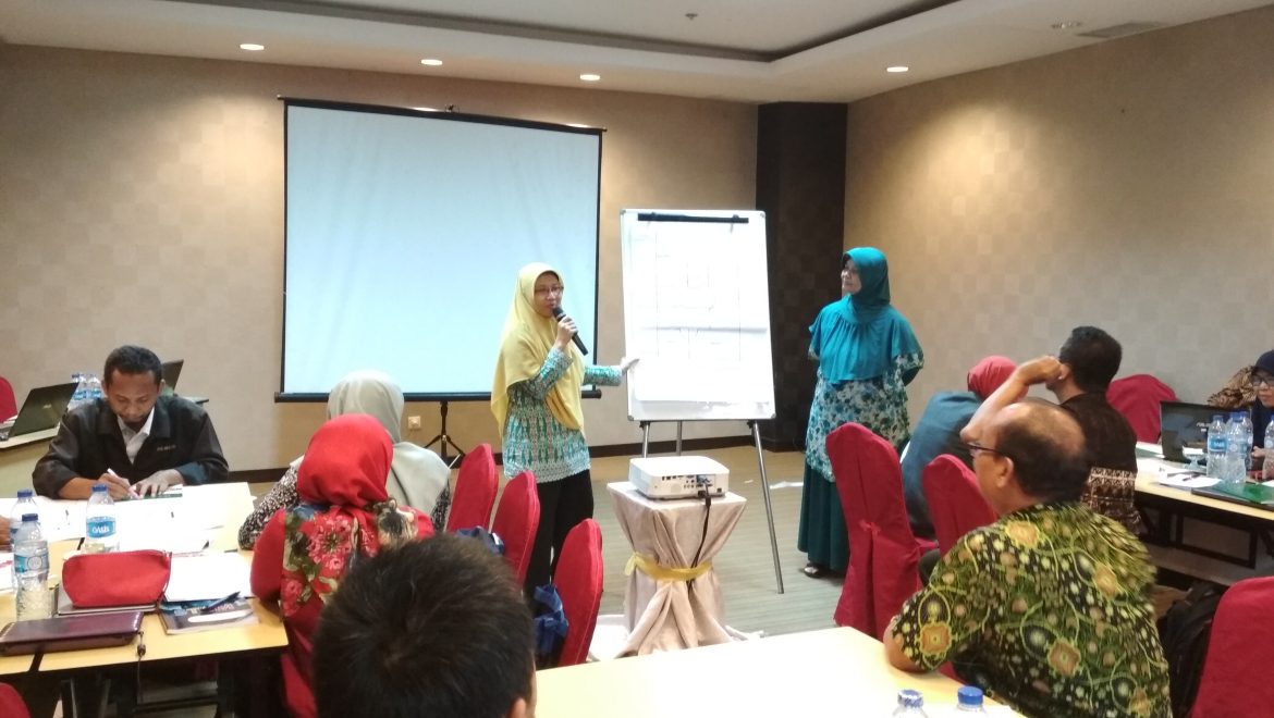 Training on STEM Implementation in 2013 Curriculum (Phase 1 and 2), a collaboration between Directorate of Secondary School Development, SEAQIS and SEAQIM