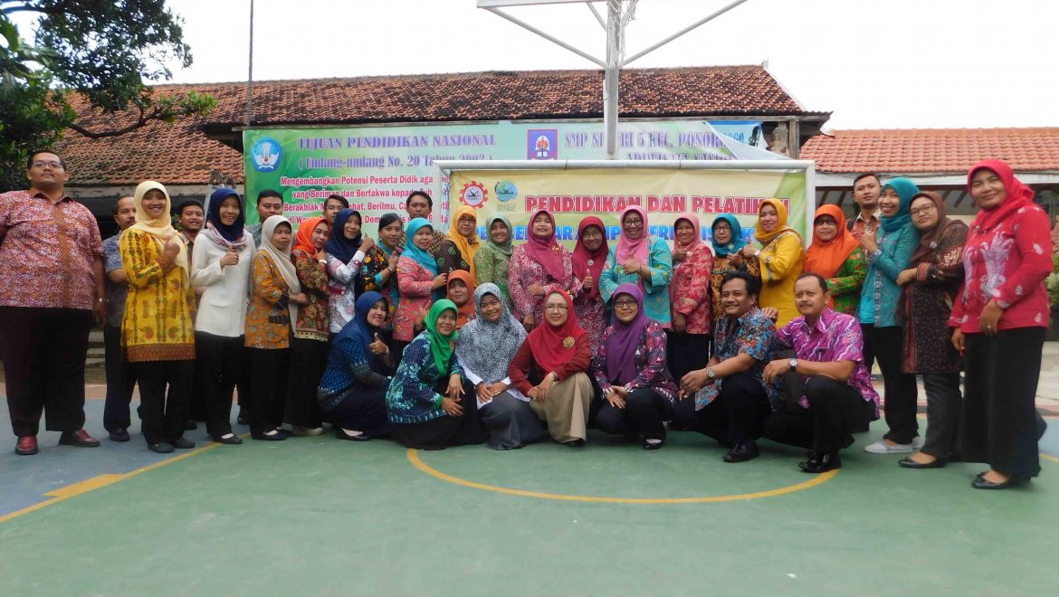 Training on Developing Inquiry-Based Teaching Materials for Elementary and Junior High School Teachers in Ponorogo District