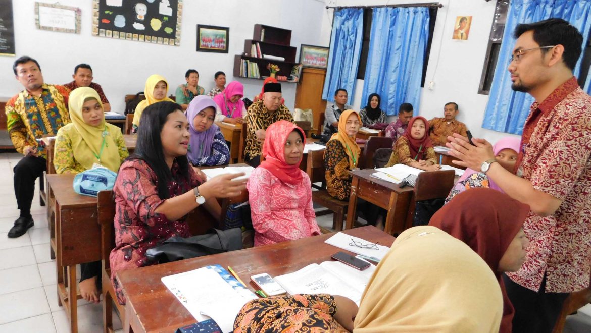 Training on Enhancing Science Material Understanding Based on National Exam and Science Olympiade for Junior High School Teachers in Tulungagung Regency