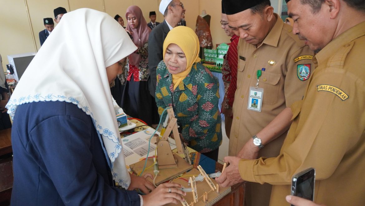 Learning Computational Thinking with Science Teachers in Jombang
