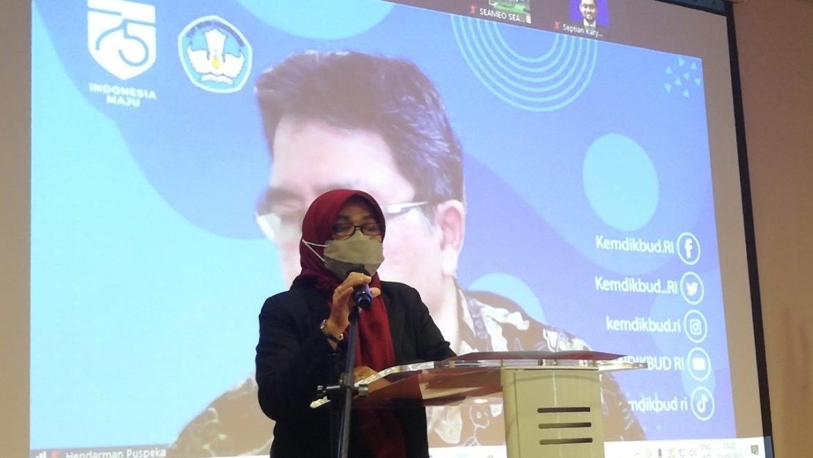 Training on Integrating Computational Thinking into Science Learning to Support Merdeka Belajar and Guru Penggerak